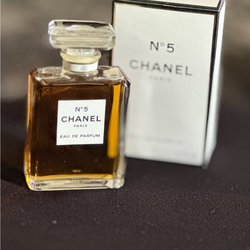 CHANEL N°5 Eau de Parfum with Black and White Box
